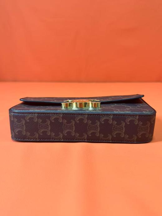 CELINE赛琳 Triomphe凯旋门 系列 经典满印老花金属质感锁扣可调节肩带 牛皮 腋下包斜挎单肩包 女款 黄褐色 商品图5