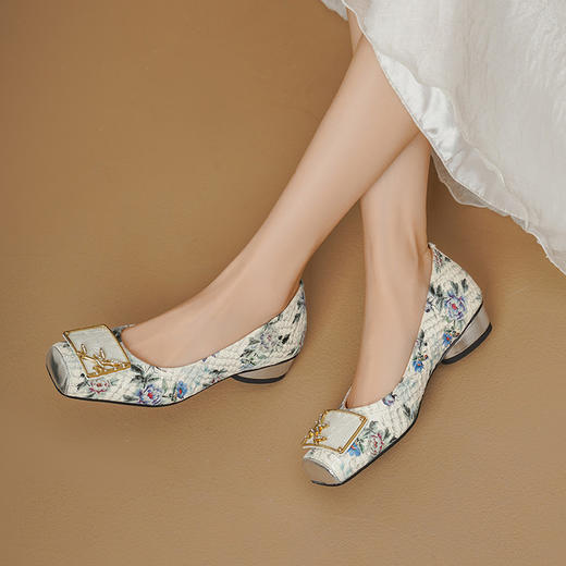 【预售5天】秋季新款中式复古民族风压花单鞋粗跟配旗袍女鞋洋气法式真皮鞋ALS&2504-1 商品图3