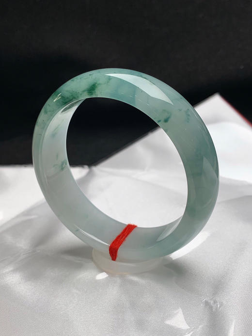 620403，57.8圈口，糯冰飘花正圈平安镯，宽版条形，白底飘蓝花，老种料，底子冰胶细润 商品图2