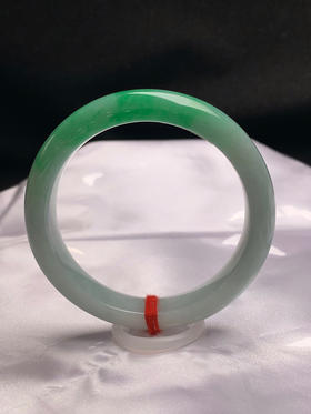 620405，57.5圈口，飘绿正圈平安镯，白底飘一截绿，半山半水色，底子细腻