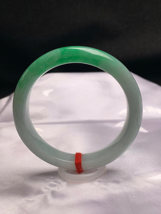 620405，57.5圈口，飘绿正圈平安镯，白底飘一截绿，半山半水色，底子细腻 商品图0