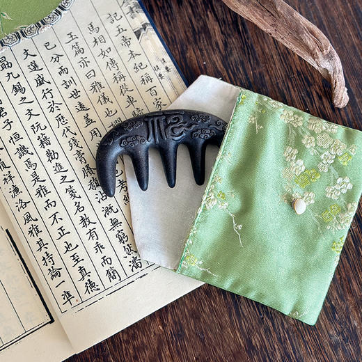 【草木按摩梳】用20年的何首乌等十多种药材制成的梳子，像香囊一样散发草本清香，随身可带  使用时记得别碰水哦~ 商品图5