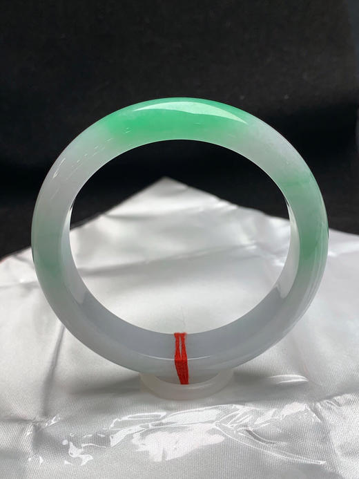 620402，58.8圈口，细糯化飘绿正圈平安镯，白底飘阳绿，底子细腻有水 商品图0