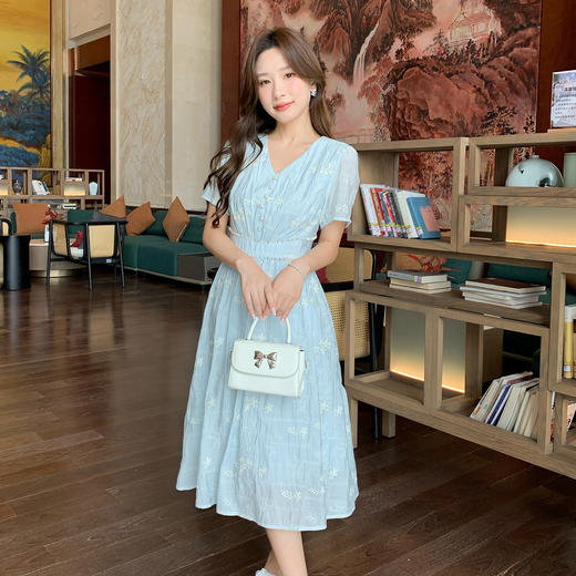 奢姿大码女装2026夏季新款胖妹妹时尚减龄V领刺绣珍珠扣饰连衣裙9952890627 商品图1