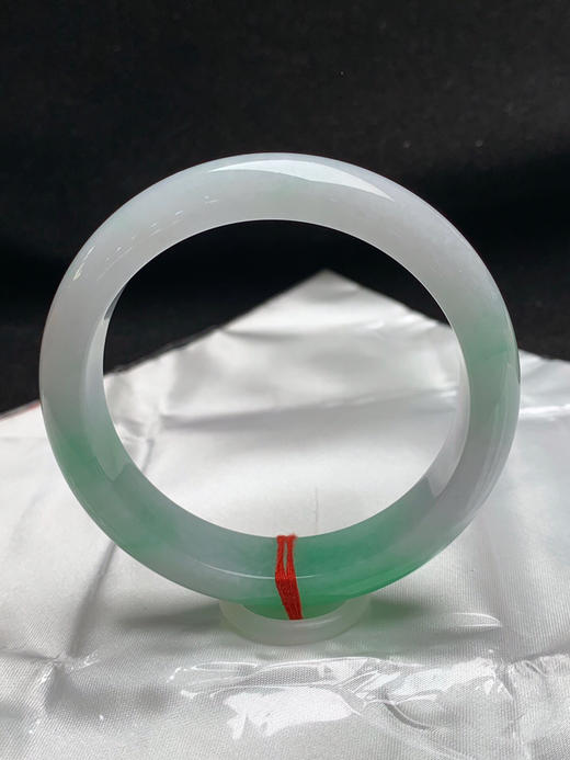 620402，58.8圈口，细糯化飘绿正圈平安镯，白底飘阳绿，底子细腻有水 商品图3