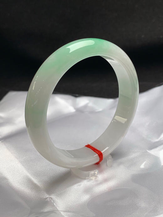 620401，60圈口，飘绿正圈平安镯，白底飘阳绿，底子细腻有水 商品图1