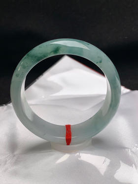 620403，57.8圈口，糯冰飘花正圈平安镯，宽版条形，白底飘蓝花，老种料，底子冰胶细润