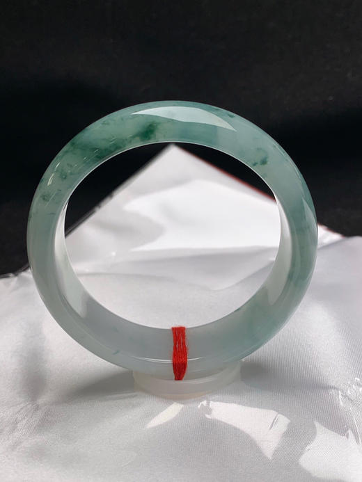 620403，57.8圈口，糯冰飘花正圈平安镯，宽版条形，白底飘蓝花，老种料，底子冰胶细润 商品图0