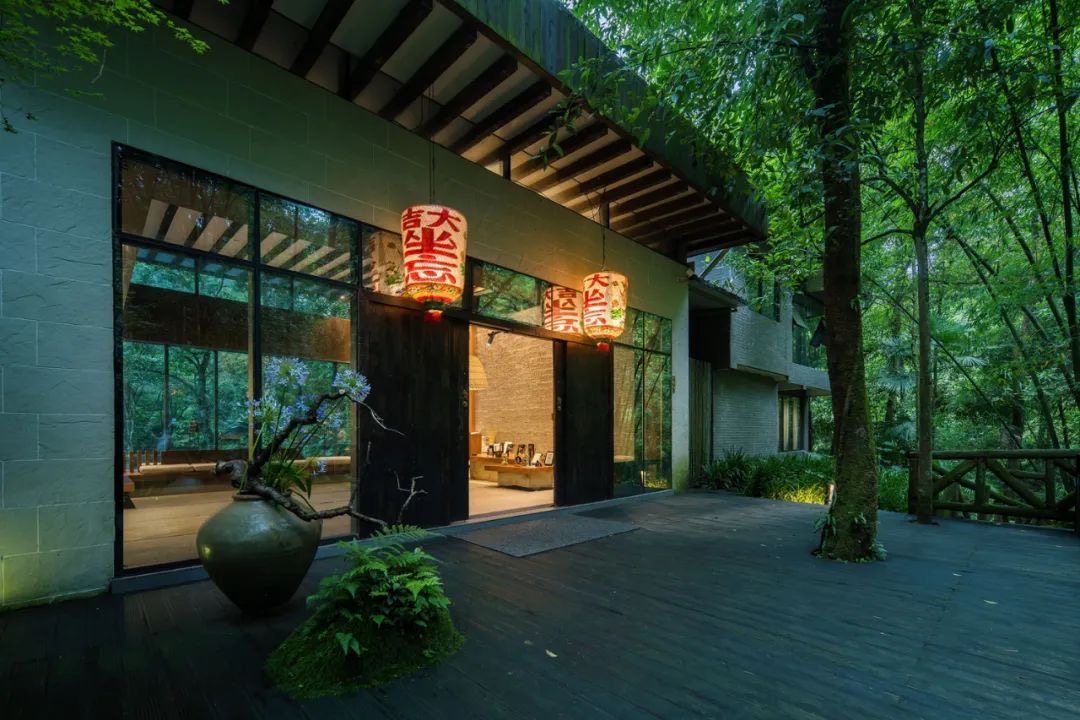 暑期特惠❗️全球十大必睡民宿🎐【坐忘森林·青城山/雅安云峰寺2店通用】周末不加价
🏞️私人管家服务，打卡隐奢假期！