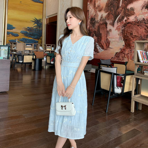 奢姿大码女装2026夏季新款胖妹妹时尚减龄V领刺绣珍珠扣饰连衣裙9952890627 商品图4