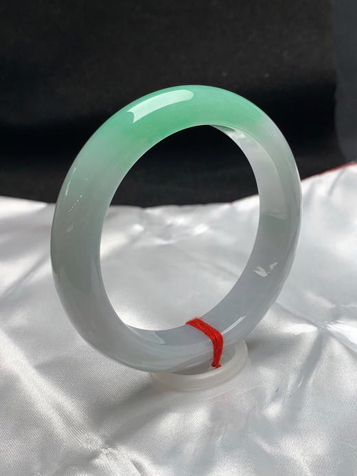 620399，55.8圈口，细糯飘绿正圈平安镯，白底飘一截绿，半山半水色，底子细腻，整体清爽 商品图1