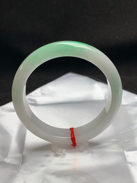 620401，60圈口，飘绿正圈平安镯，白底飘阳绿，底子细腻有水