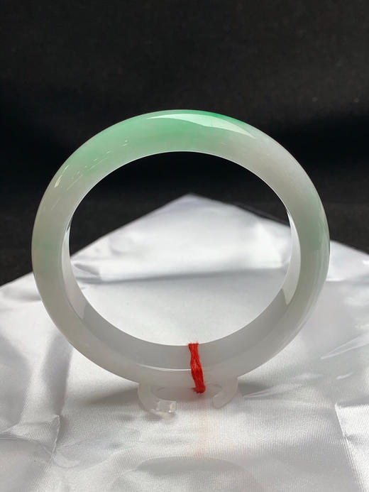 620401，60圈口，飘绿正圈平安镯，白底飘阳绿，底子细腻有水 商品图0