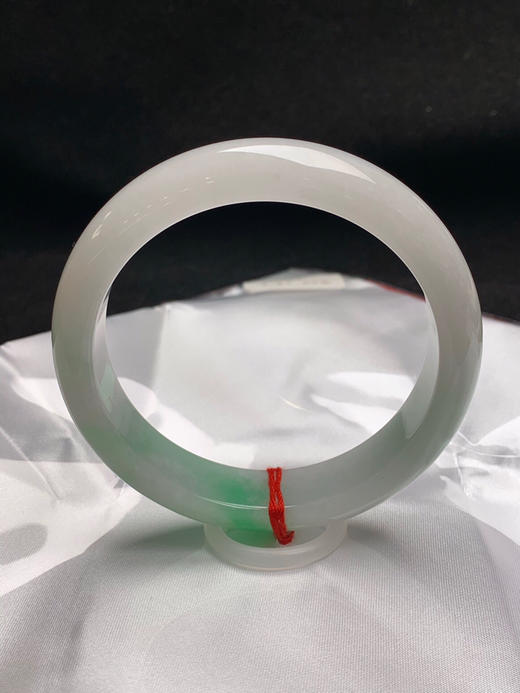 620401，60圈口，飘绿正圈平安镯，白底飘阳绿，底子细腻有水 商品图3