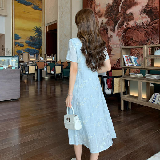 奢姿大码女装2026夏季新款胖妹妹时尚减龄V领刺绣珍珠扣饰连衣裙9952890627 商品图3