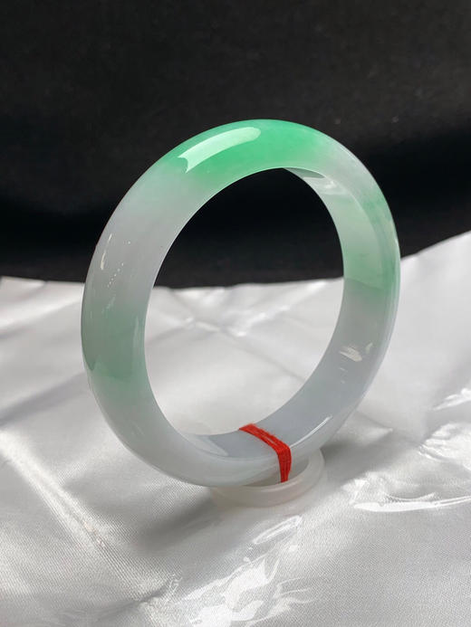 620402，58.8圈口，细糯化飘绿正圈平安镯，白底飘阳绿，底子细腻有水 商品图1