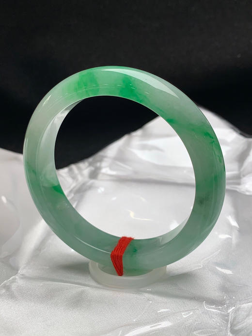 620404，55.6圈口，糯冰飘绿正圈平安镯，白底飘阳绿，色辣，种水好 商品图1