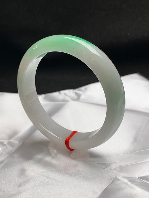 620401，60圈口，飘绿正圈平安镯，白底飘阳绿，底子细腻有水 商品图2