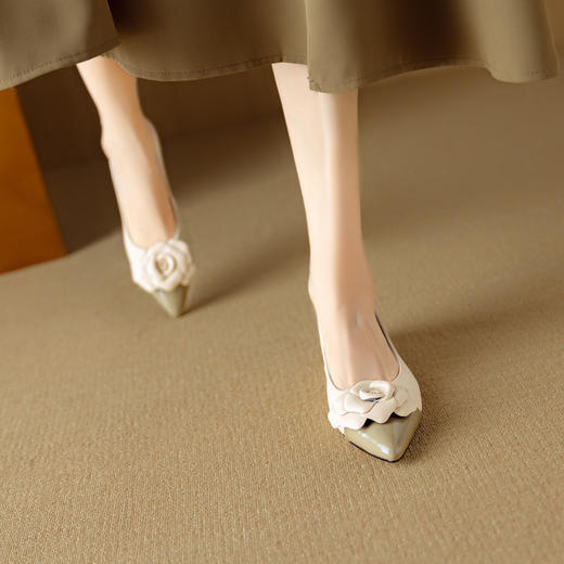 【预售5天】羊皮小香风山茶花尖头浅口单鞋女秋季新款百搭瓢鞋低跟鞋DB&M6391 商品图2