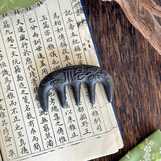 【草木按摩梳】用20年的何首乌等十多种药材制成的梳子，像香囊一样散发草本清香，随身可带  使用时记得别碰水哦~ 商品图4