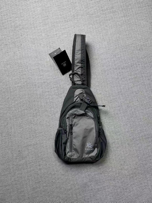 原单正品凯乐石KAILAS户外运动情侣款胸前大容量多功能斜挎单肩包胸包
尺寸：高38cm宽19cm厚11cm
颜色：黑色 灰色 绿色 橘红 商品图4