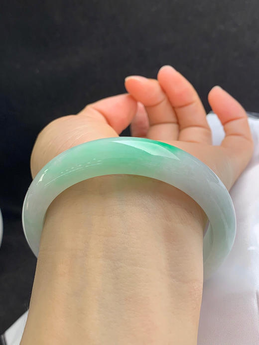 620401，60圈口，飘绿正圈平安镯，白底飘阳绿，底子细腻有水 商品图4