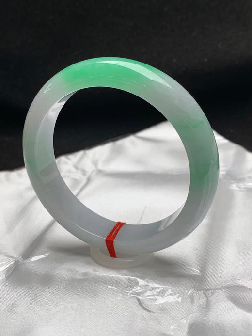 620402，58.8圈口，细糯化飘绿正圈平安镯，白底飘阳绿，底子细腻有水 商品图2