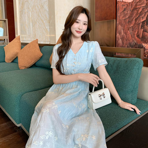奢姿大码女装2026夏季新款胖妹妹时尚减龄V领刺绣珍珠扣饰连衣裙9952890627 商品图2