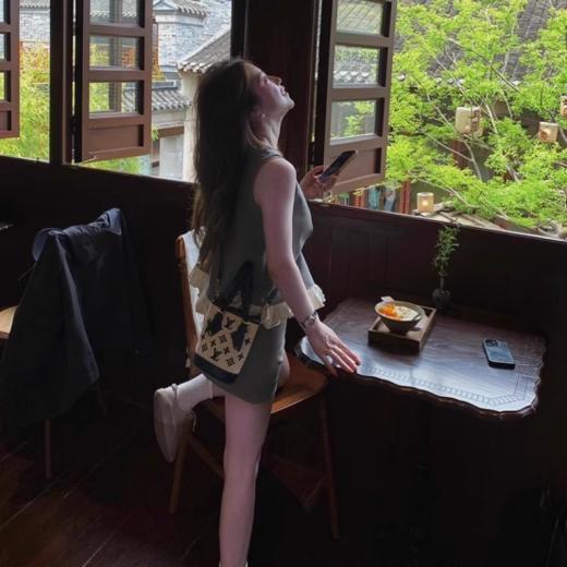 爆款推荐🔥王炸套装【法式蝴蝶结花边西装裙套装❤️】逛街出游被追着问链接的款式🔗 西装蝴蝶结无袖上衣➕高腰西装裙 套装❗️ 💰淘宝价：610¥/套 💰团购价：99¥/套，❤立省511¥  商品图2