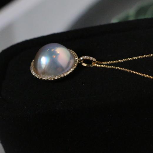 【甄珠贝】海水马贝吊坠，银蓝炫彩光， 13-14mm，18K金钻石 商品图3