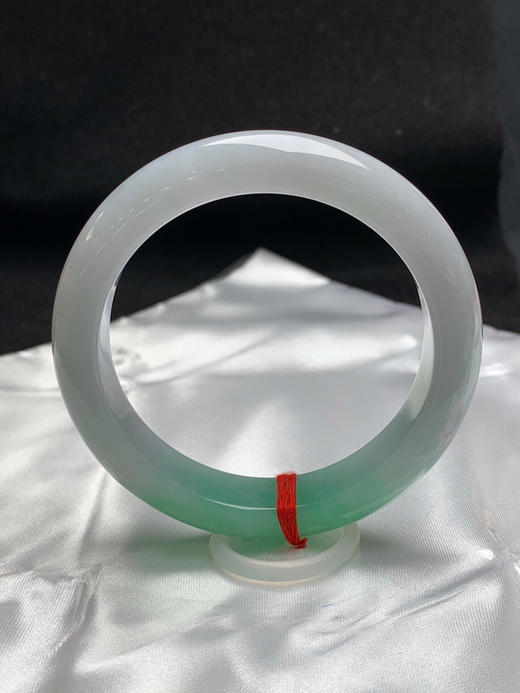 620399，55.8圈口，细糯飘绿正圈平安镯，白底飘一截绿，半山半水色，底子细腻，整体清爽 商品图3