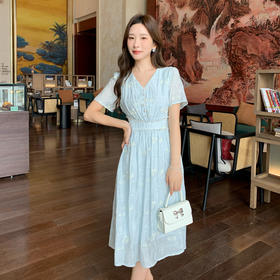 奢姿大码女装2026夏季新款胖妹妹时尚减龄V领刺绣珍珠扣饰连衣裙9952890627