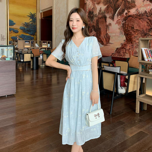 奢姿大码女装2026夏季新款胖妹妹时尚减龄V领刺绣珍珠扣饰连衣裙9952890627 商品图0