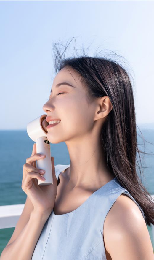 超给力💥颜值和凉爽一起拿捏，吹跑你的热烦恼🍃【积米手持高速冷敷折叠小风扇】 ❤️开启夏日降温新体验，大风+冷敷，可立可挂可折叠  商品图1