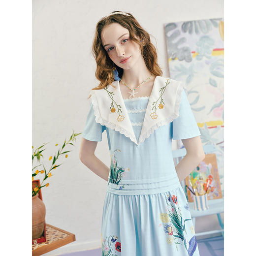 两三事 沫屿芳华 2025夏季新款森系花边绣花娃娃领印花a字连衣裙 商品图2