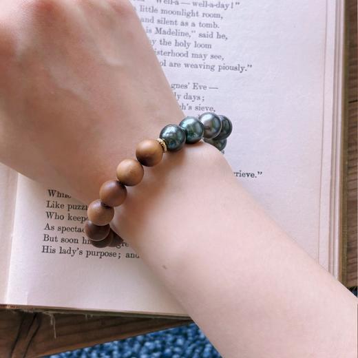 【甄珠贝】爱不腻的檀香手串 沉稳深邃的大溪地巴洛克黑珍珠 孔雀绿光手串 10-11mm，微瑕，10mm老山檀 925纯银配件，男女都可戴 商品图1