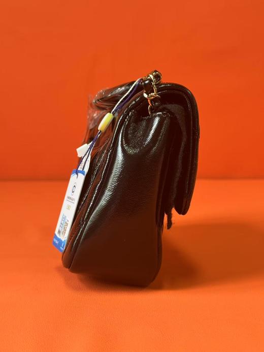 CHANEL香奈儿 24C 早春度假系列 经典菱格纹链条与金色金属 抛光小羊皮 口盖包单肩斜挎包 女款 黑色 商品图3