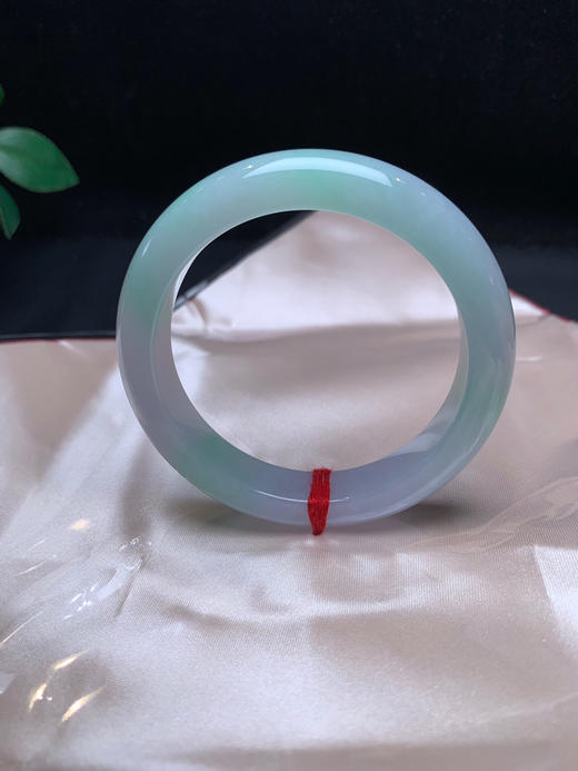 620411，55带绿手镯。底妆干净 大半圈带清新绿 商品图2