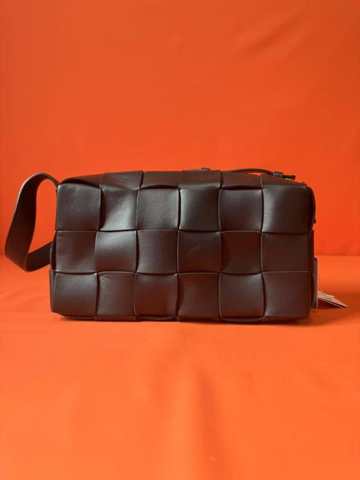 Bottega Veneta葆蝶家 Brick Cassette 18格金色饰面Intreccio编织拉链 皮革 华夫包 腋下包手提单肩包 中号 女款 黑色 商品图1