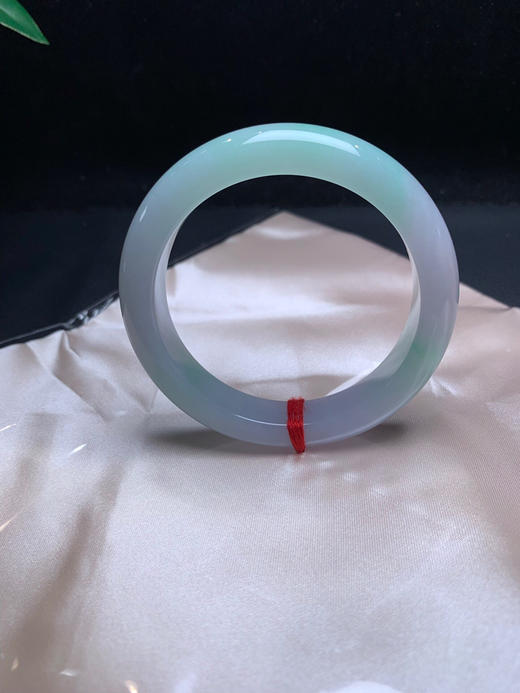 620411，55带绿手镯。底妆干净 大半圈带清新绿 商品图1