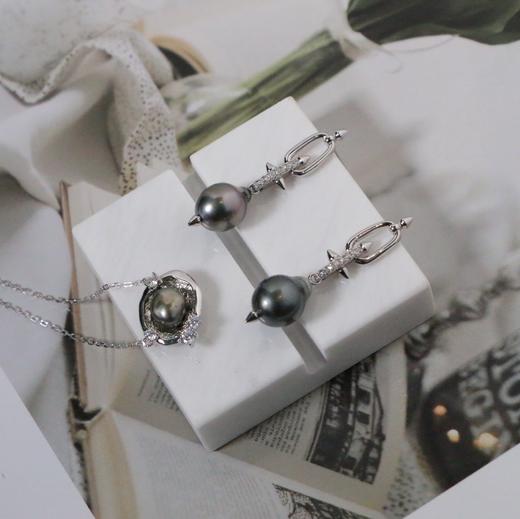 【甄珠贝】设计师款 个性时髦 巴洛克大溪地黑珍珠 耳坠 9-10mm 基本无暇 纯银配件 商品图0