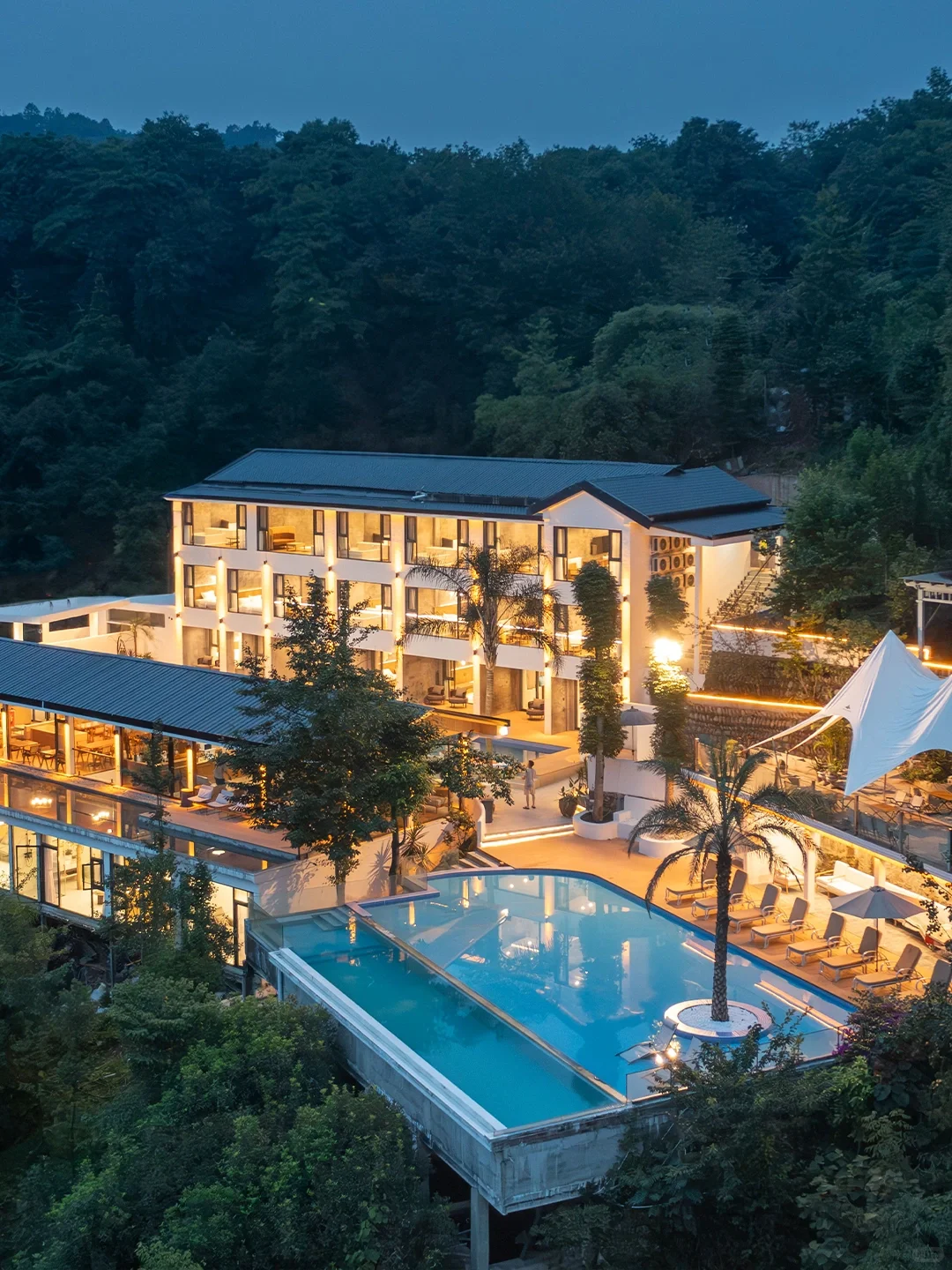 亲子耍水避暑 💦【青城山初见山野酒店】侘寂风绝美私汤酒店
🌊畅泡悬崖无边泳池、星光泳池