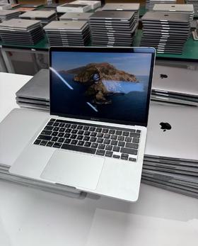 编号ZY6231-2020款MacBook Pro 13寸，9.5-9.8新，合金机身，配置：十代-i5-四核-1.4GHz/8G内存/256G固盘/2.5K超高清视网膜显示屏，现特价2699元，适合