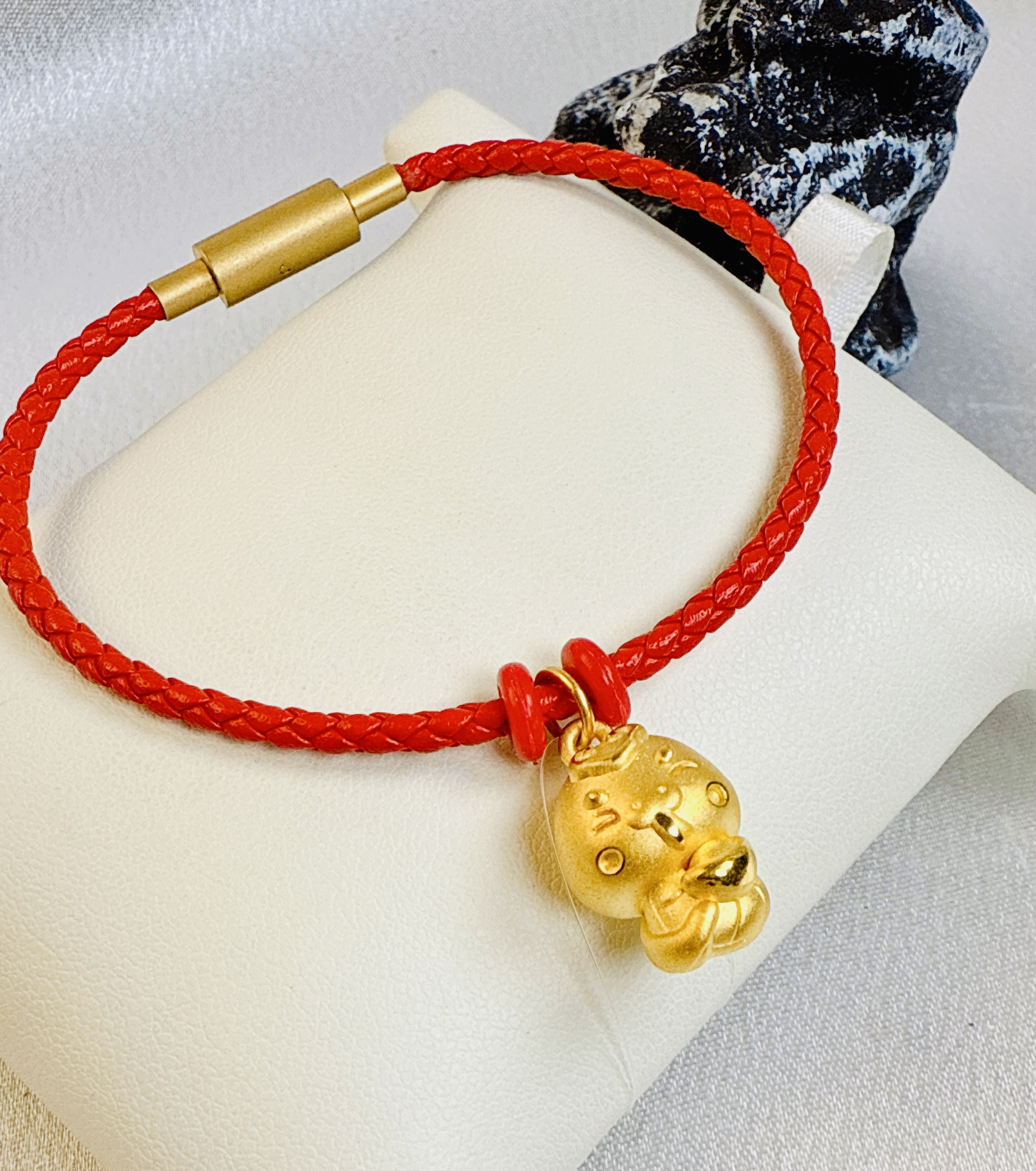 【灵蛇献瑞】秒杀链接：本命年生肖，巳巳如意蛇生肖 足金999生肖吊坠，3D硬金工艺，周五会员六折秒杀。支持门店自取/包邮到家。图为展示，编绳随机发货/支持到店编绳