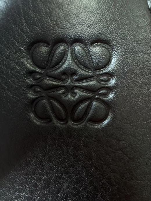 LOEWE罗意威 Hammock Hobo 浮雕字谜拉链开合 牛皮革 Hobo包手提单肩包 迷你 女款 黑色 商品图6