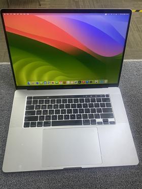 编号4TMD6V-2019款MacBook Pro 16寸，9.5新，配置：i7-六核-2.6GHz/32G内存/512G固盘/4G独显/3K超高清显示屏，官网原价21999元，我们特价仅需3999元