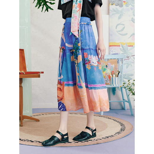 两三事 浓彩炽舞 2025夏季新款法式画作印花系带A字半身裙 商品图3