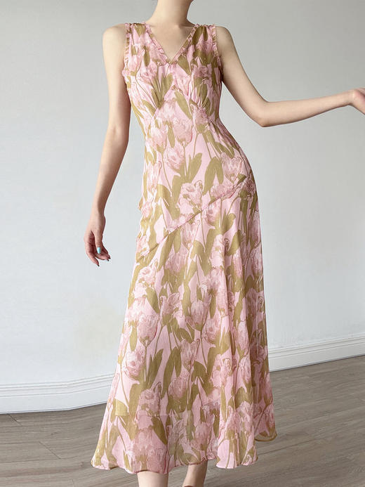 【董洁同款】「并蒂莲」茱萸粉连衣裙 郁金香印花连衣裙 印花顺纡雪纺 自然垂坠轻盈流动 花边 V 字领 点缀薄纱花边 高位胸腰剪裁 贴合身形曲线 商品图3