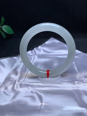 620407，55.8圆条手镯，接近白月光的感觉，干净清新。