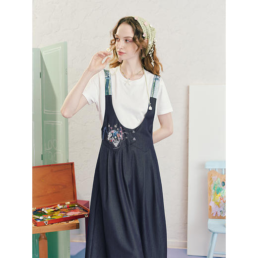 两三事 牧云摇苏 2025夏季新款复古贴布绣印花背带牛仔连衣裙 商品图1